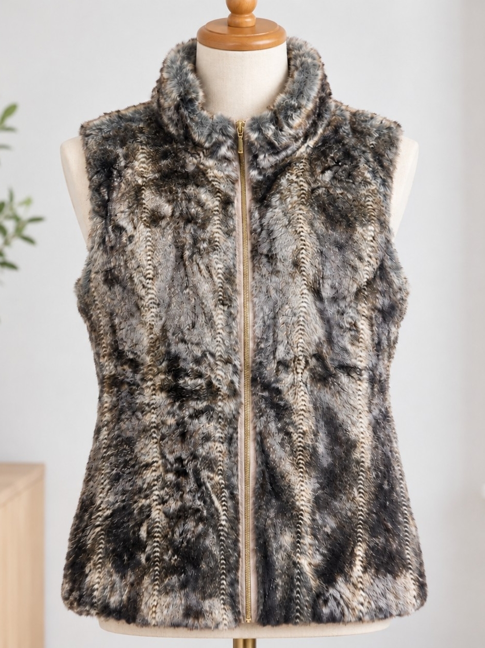 Zenergy by Chico's Size 3 Faux Fur Cashmere Blend Full Zip Vest Beige Taupe